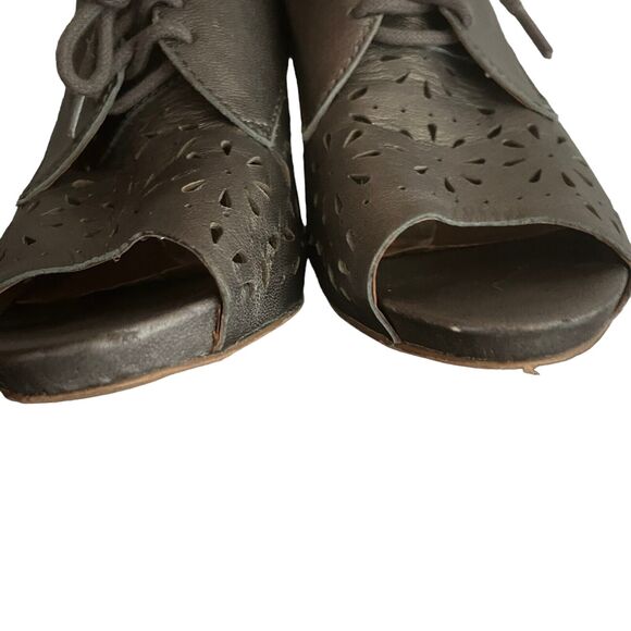 Lucky Brand Pewter Peony Laser Cut Leather Peep Toe Heels Office Party 9.5 - Picture 7 of 14